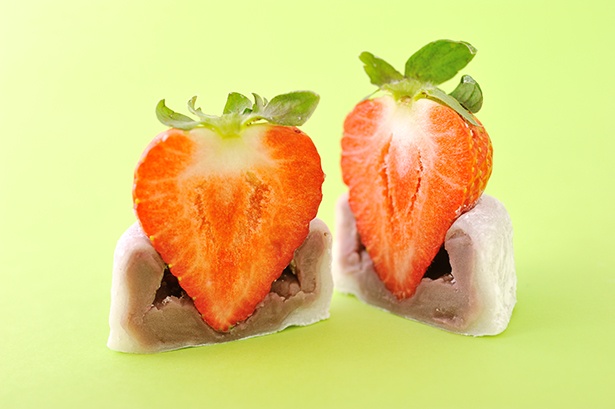 甘味が強く粒が大きい福岡県産あまおうDXを使用する旬果瞬菓 共楽堂の「大いちご大福」