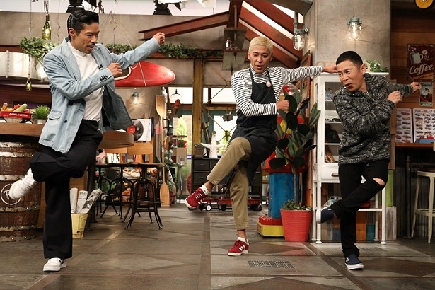 【写真を見る】MATSUが田村亮に「Rising Sun」の振付けをレクチャー!