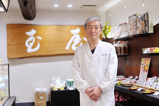 こちらが「いちご豆大福」発案者の大角玉屋3代目店主・大角和平さん。「通年販売しているので、季節や温度によって製法を変えています」
