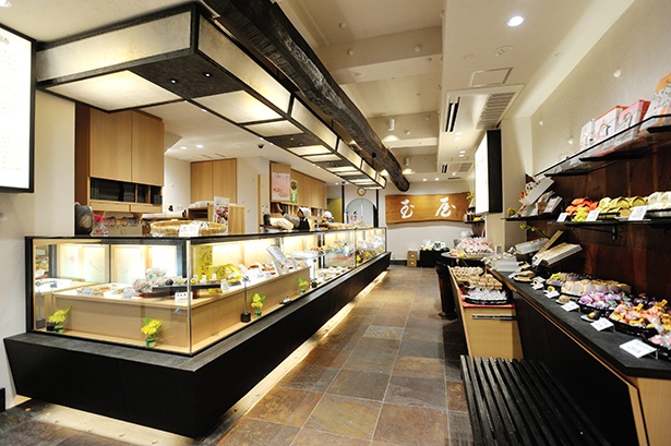 創業大正元年の大角玉屋は、1日最高3000個を販売する人気店。予約や取り置きは1個からできる