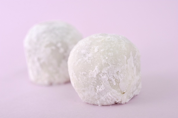 目の前でついたお餅で作る越後鶴屋の「いちご大福」は今回の特集全体で最重量級
