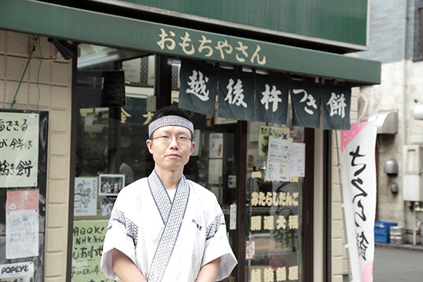 「一期(いちご)大福のつぶあんの甘さとイチゴの酸味、お餅の食感の一体感を楽しんでください」と越後鶴屋店長の加藤文吾さん