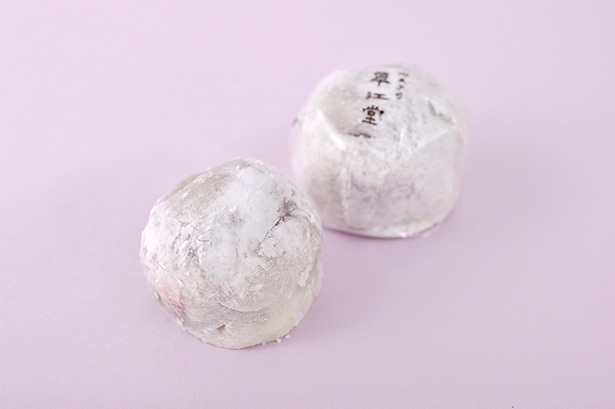 お餅が薄く、食べると見た目以上にイチゴの存在感がある翠江堂の「苺大福」