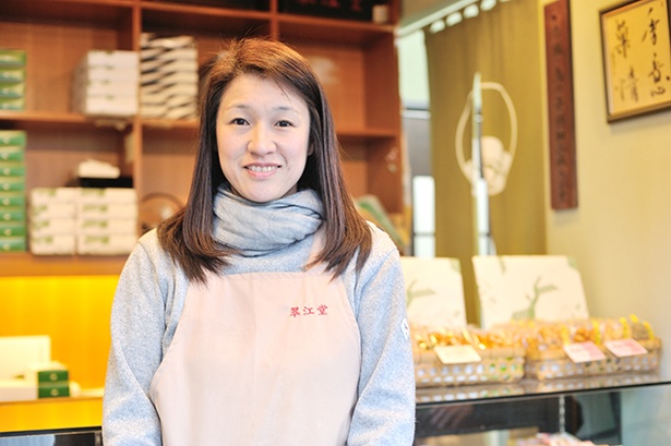 「心をこめて、ひとつひとつ大切に作っています。お買い上げ当日中にお召し上がりください」と翠江堂3代目店主・厚海希衣さん