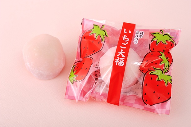 竹隆庵岡埜の「いちご大福」は、福岡県産の2Lサイズ以上のあまおうを使用