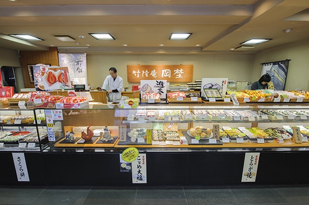 竹隆庵岡埜の店舗は、本店のほか23区東部に8店舗と百貨店にも出店