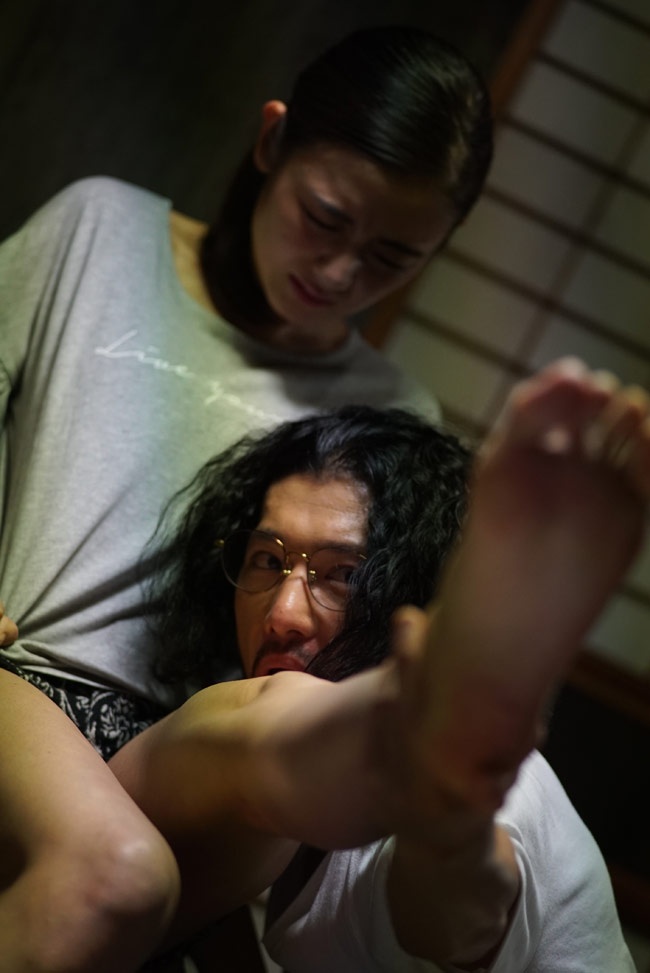 塚越の甥でフィギュア作家の野田(淵上泰史)も富美子の足の虜になっていく