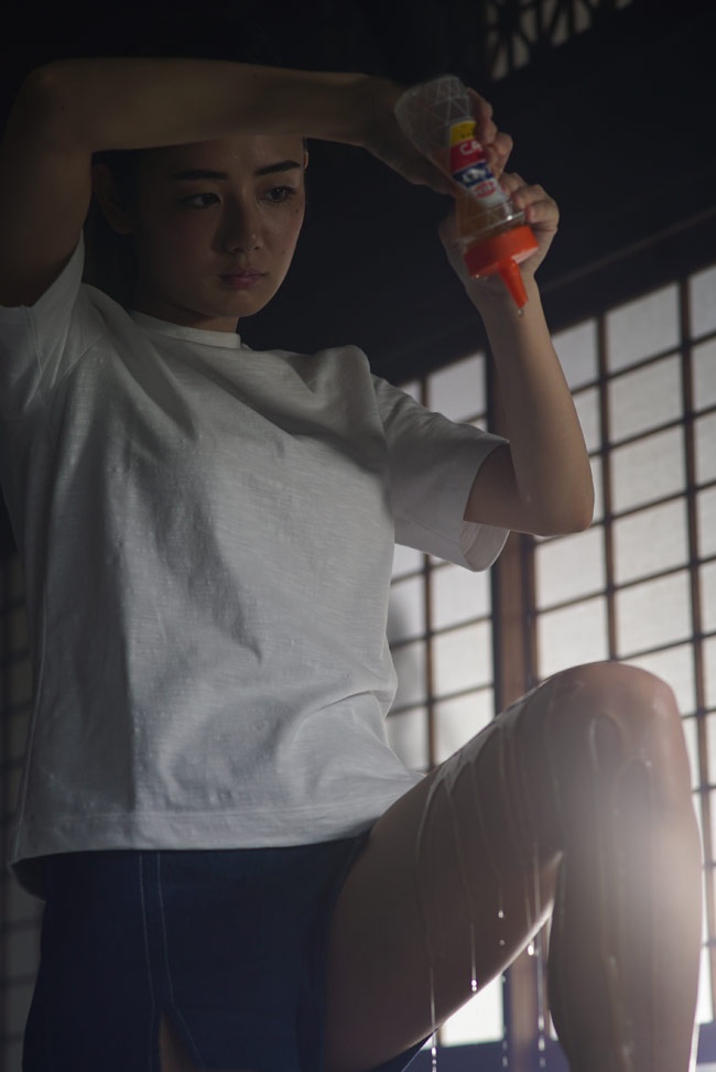 富美子(片山萌美)の足に蜂蜜がたらされていく光景が、なんともエロティック