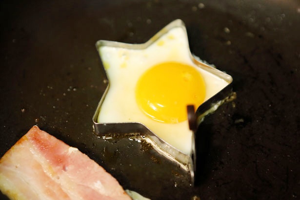 高槻卵はフライドエッグで。店名通りの星型がかわいい！