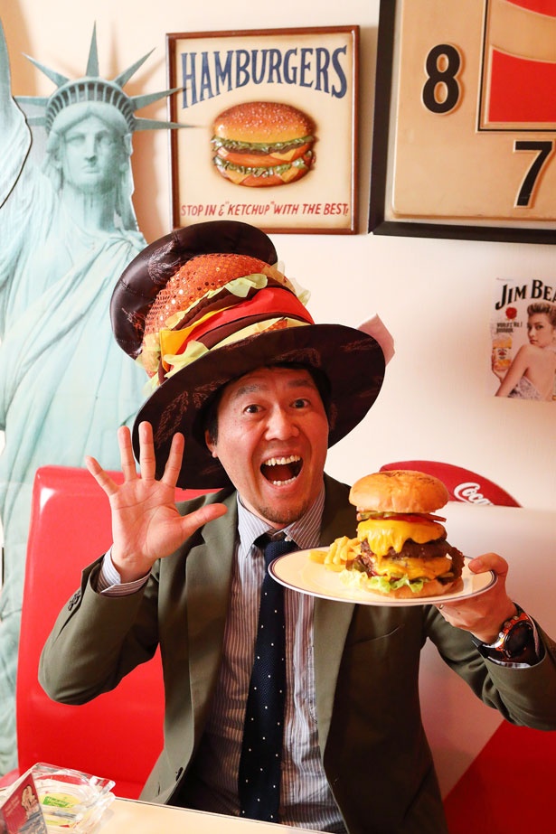 担当編集で西日本ハンバーガー協会の薮もビックリの巨大さ。「パーティーにもぴったり！」