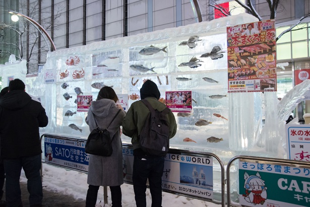 すすきの会場。氷の中をカニや魚が泳いでいるような「氷の水族館」も