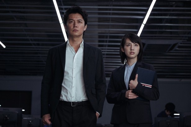 【写真を見る】桜庭ななみは敏腕刑事の矢村(福山雅治)のアシスタント役として出演