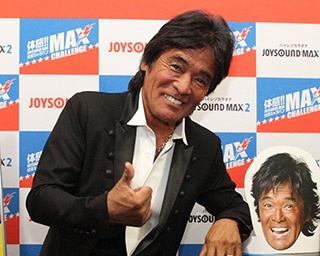 アメリカ村で松崎しげるさんがカラオケ採点に挑戦！ 「愛のメモリー」熱唱で結果は？