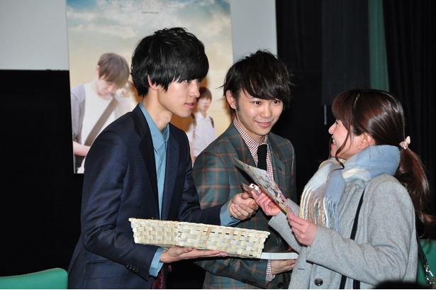 【写真を見る】バレンタイン目前! 阪本&須賀が観客に“神対応”