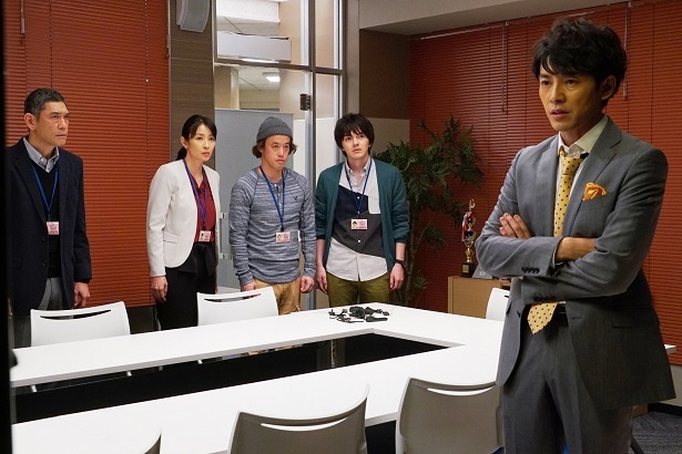 【写真を見る】ミスターメディア・百々瀬(藤木直人)も反撃に出る!