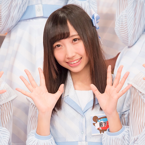 【写真を見る】もみじ饅頭を食べる瀧野由美子を撮影した薮下楓