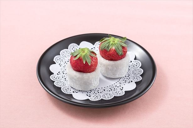 本館地下2階「共楽堂」の「紅ほっぺいちご大福」(1個 410円) ※各日20個限定