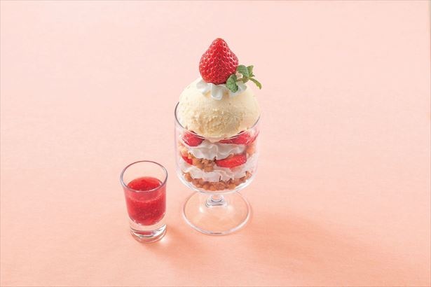 本館10階「STORY STORY」の「紅ほっぺいちごのパフェアフォガード」(830円)