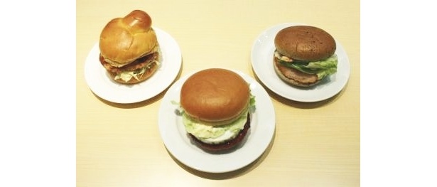 日本で生まれたバーガーたち。左から｢チキンタツタ｣、「NEW てりたま モチモチバンズ」、「NEW ゴマえびフィレオ ごまごまバンズ」