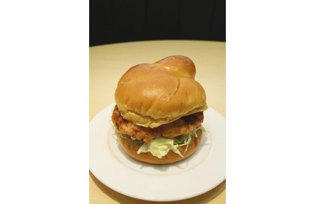 再販となる「チキンタツタ」は、手でひねって作るふんわり食感が人気の秘密(300〜320円)