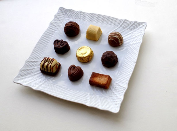 「ブシャール ベルギーチョコレートセレクション 250g」(税抜1999円)。さまざまなプラリネチョコレートの食べ比べを楽しめる