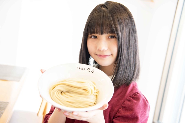 人気連載「SKE48のふぅふぅ女子♥」のスピンオフ企画として、「メンバーとおいしいラーメンを食べた～い♥」を勝手に妄想しちゃいました！今回の彼女はチームK2の小畑優奈ちゃん♪