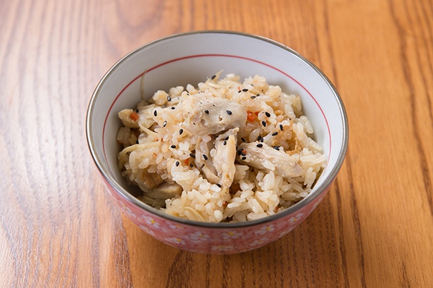 「かしわめし」(小150円・中200円)。ふっくら炊いたご飯に素材の旨味が染み込む