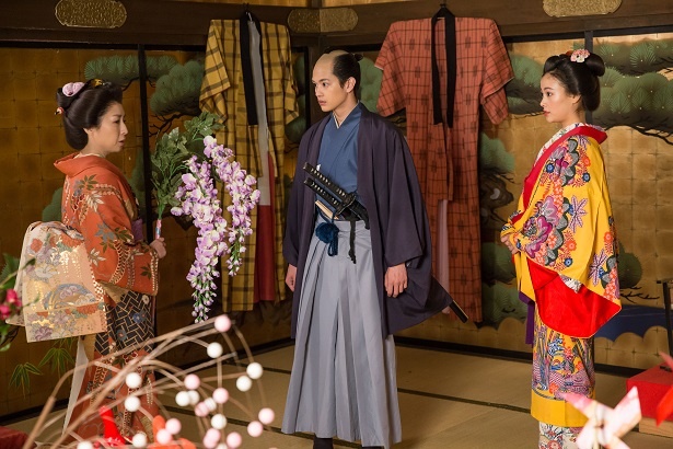 【写真を見る】伴四郎(瀬戸康史)は愛妻・すず(三吉彩花)を見つけることができるのか!?