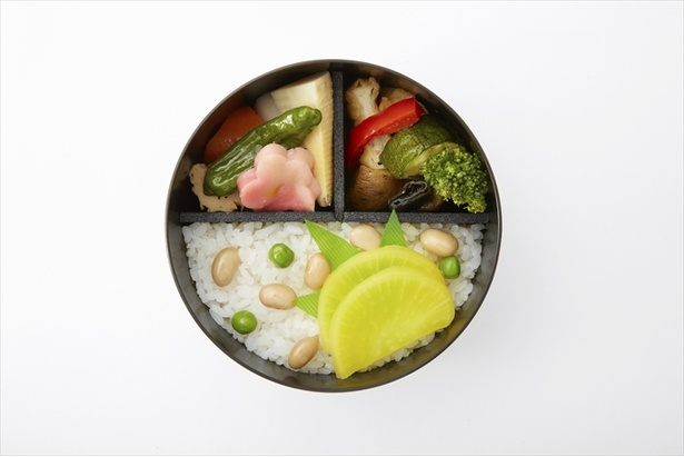 「春琴」のお弁当には黒い容器と、清廉と豊穣の象徴青豆と大豆を用いている