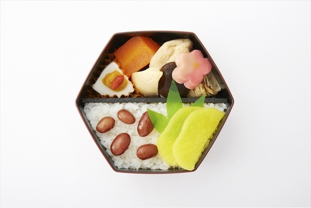 「玉蓮」のお弁当には赤色の容器と鮮やかさと艶感のあるあかささげ