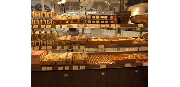 Afternoon Tea TEAROOM。パンや焼き菓子も買える