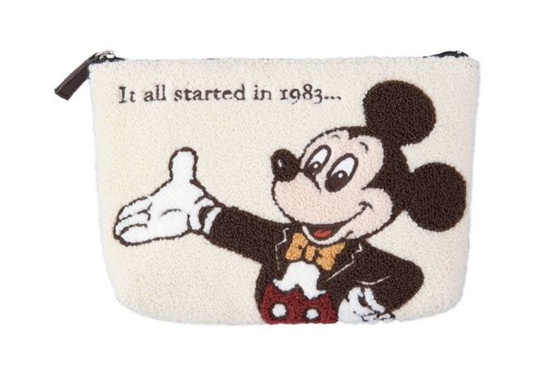 ポーチ(2900円)の表にはカラーでお決まりのコスチュームを着たミッキーマウス