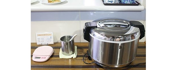 炊飯器の横にはタニタ製のスケールが。茶碗も大小とサイズがある