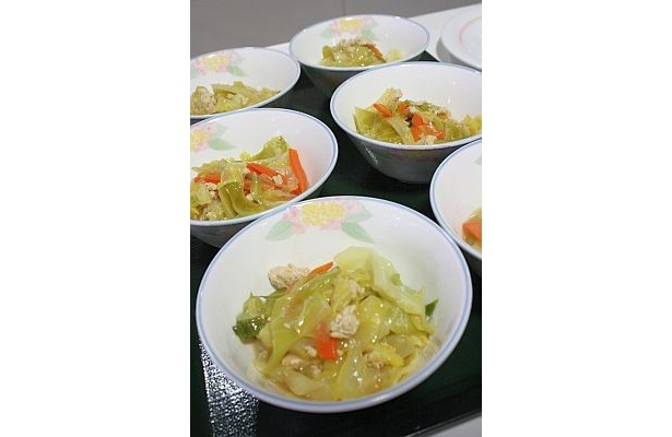 棚に並んだ副菜。1食で約200gの野菜が採れるなんてはすばらしい！