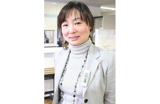 「1日何回も体重計に乗ります」と言うのは、案内をしてくれたタニタ広報の横田さん。社員には歩数計が支給されるほか、社内に体組成計が置かれ、各自が健康管理をしているのだそう。そして胸元にも注目！そこには…