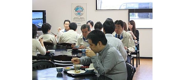 談笑する社員たち