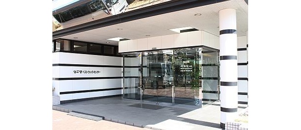 本社入り口。ここを入るとすぐ左手に食堂があり、正午前後はいい香りが漂ってくる