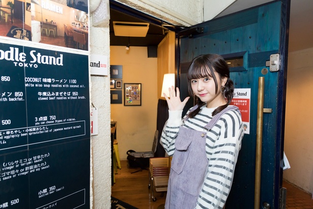 フェアリーズ・林田真尋ちゃんと「Noodle Stand Tokyo」にラーメンを食べに行ったら、こんな感じかも。「えっ！　ここがラーメン店なの!?　Noodle Stand Tokyoってかわいいお店だね」