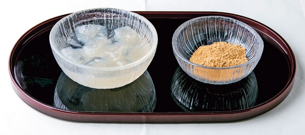本葛と水だけを鍋で炊き込んだ葛もち630円。特製きな粉で楽しんで