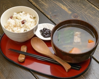 おやつ代わりの軽食から定食も アイヌ料理を召し上がれ