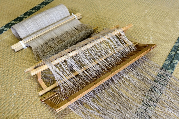 アットウシの織機。糸は3mほど延ばして織るが、織機自体はコンパクト