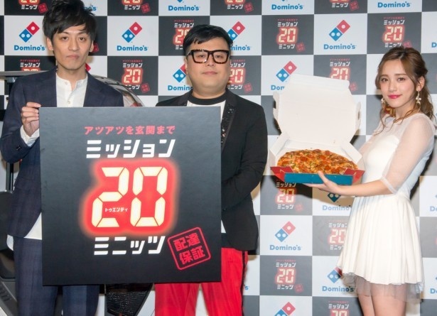 【写真を見る】イベントに登壇したとろサーモンと都丸紗也華。都丸紗也華は1996年9月26日生まれの現在21歳。真っ白のミニスカシースルーワンピで美脚を披露