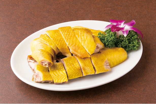 ｢丸鶏の塩蒸し焼き(1羽)｣(1,600円)は、自家製ダレのコクのある味わい。半羽は800円