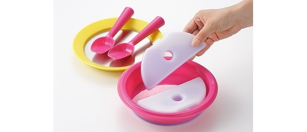 付属する専用保冷剤を容器の中に入れ…