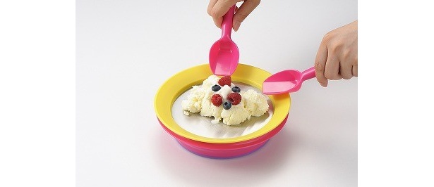 アイスとトッピングを乗せて手早く混ぜ合わせると…