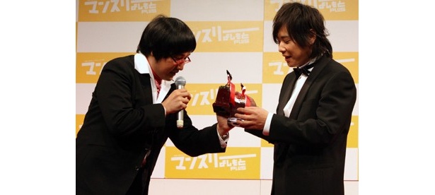 やや小さめの受賞トロフィーに｢小粒ですね〜｣と司会の山里