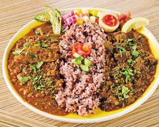 研究が重ねられた珠玉の一皿！スパイス濃厚な「ナミニノカレー」にやみつき