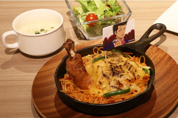 「高天原のホストーカーがお持ちする特製ナポリタン」(1390円・税抜)は鉄板に乗せた状態で提供