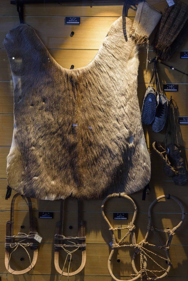 シカの毛皮とかんじきなど冬の装備