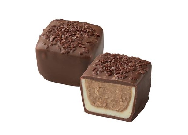 コーヒーが香るなめらかなガナッシュを、ホワイトチョコレートとミルク チョコレートの2つの層で包んだ「ティラミス」
